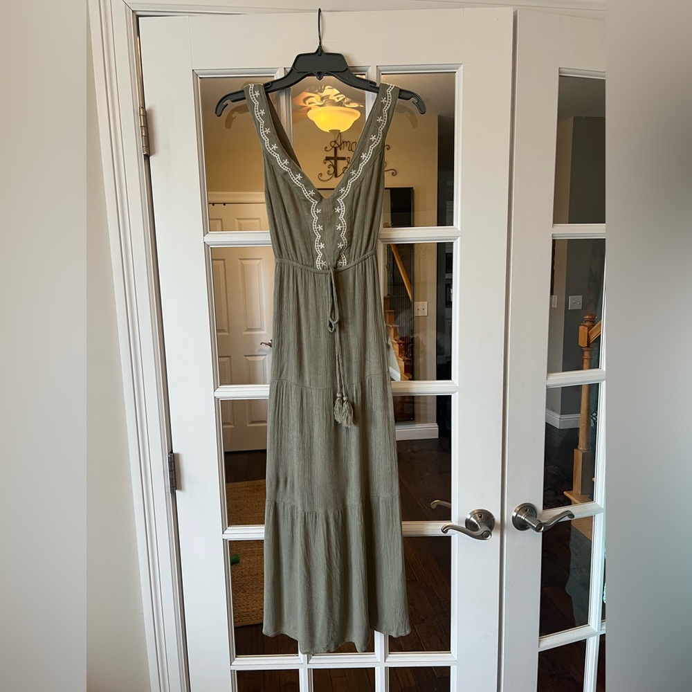 Hem and Thread Maxi Dress with Embroidery